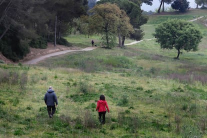Vecinos caminan por el campo de golf abandonado, entre Sant Cugat y Rubí.