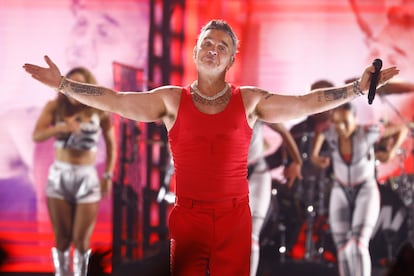El músico y cantante británico Robbie Williams durante el concierto en el RCDE Stadium de Cornellá.