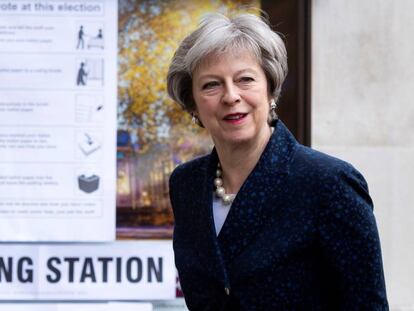 La primera ministra británica, Theresa May, en un centro electoral en Londres este jueves.