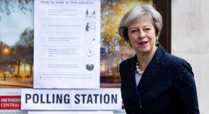 La primera ministra británica, Theresa May, en un centro electoral en Londres este jueves.
