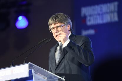 El expresidente de la Generalitat y candidato de Junts a las elecciones catalanas, Carles Puigdemont, interviene durante el acto de Junts de inicio de campaña, en Argelès (Francia), este jueves.