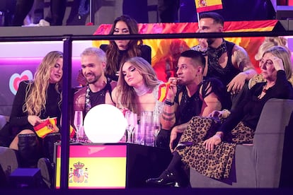 Melody y miembros de la delegación española en Eurovisión reaccionan durante la votación de la final, este sábado en Basilea.
