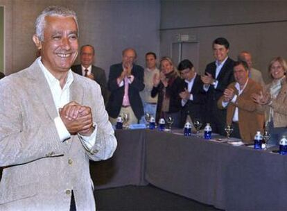 El presidente del Partido Popular de Andalucía, Javier Arenas, agradece la ovación de sus compañeros en la reunión del comité ejecutivo regional de este partido, celebrada hoy en Málaga.