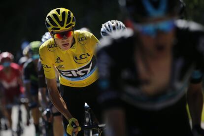Chris Froom en el Tour de Francia de 2016, durante la décimoquinta etapa que discurre entre Bourg-en-Bresse y Culoz Culoz el 17 de julio de 2016. 