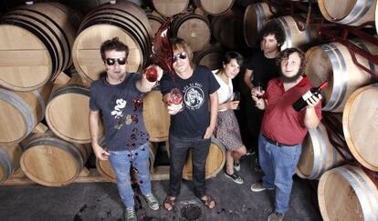 El grupo Tri&aacute;ngulo de Amor Bizarro acompa&ntilde;ado por Nacho Vegas en 2011.