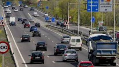 Nuevas normas de tráfico: 30 km/h en muchas calles y mayor sanción por usar móvil al volante