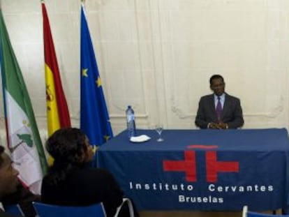 Equatorial Guinea President Teodoro Obiang (sitting) is introduced by the secretary general of the Cervantes Institute in Brussels, Rafael Rodríguez-Ponga Salamanca.