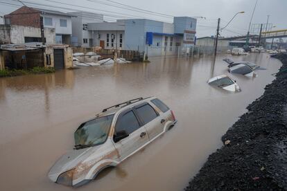 Vehículos sumergidos en la localidad de São Leopoldo, en el Estado brasileño Rio Grande do Sul.