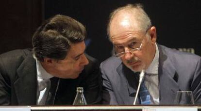 Ignacio González (izquierda) conversa con Rodrigo Rato, en un reciente acto celebrado en Madrid.