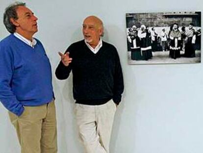 Joan Antoni Vicent (a la izquierda), junto a su hermano Manuel en el IVAM