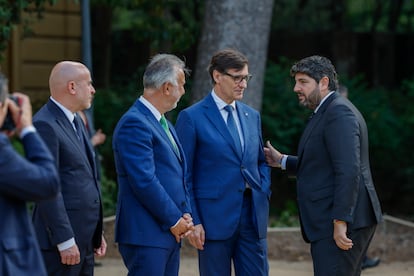  El presidente de la Generalitat de Cataluña, Salvador Illa (centro), y el ministro de Política Territorial, Ángel Víctor Torres (izquierda), saludan al presidente de Murcia, Fernando López Miras (derecha). 