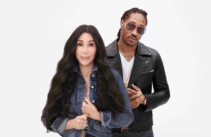 Los cantantes Cher y Future, en una imagen de la campa&ntilde;a de GAP.