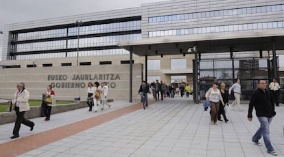 Funcionarios del Gobierno vasco en la sede central de Lakua en Vitoria. 