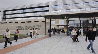 Funcionarios del Gobierno vasco en la sede central de Lakua en Vitoria.