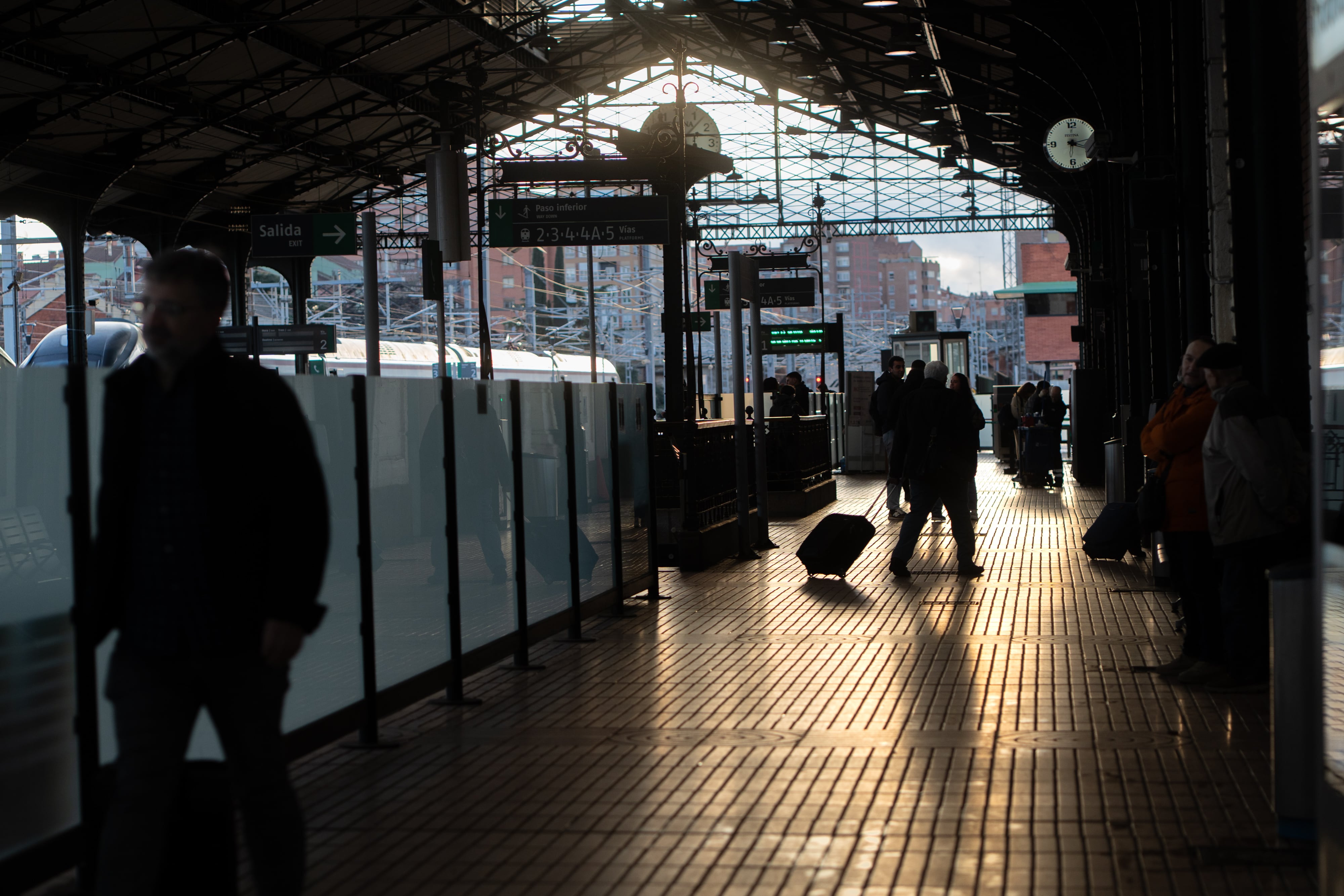 Varios pasajeros caminan por la estación de tren Valladolid-Campogrande.