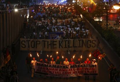 Manifestantes protestan en Manila (Filipinas) con motivo del Día de la Independencia. Los manifestantes protestan en contra de la declaración de la ley marcial y la intervención de Estados Unidos en Mindanao.