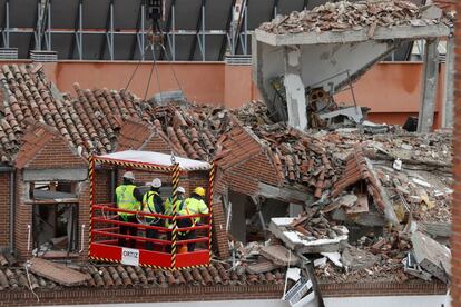 Expertos comprueban los daños ocasionados tras la explosión registrada ayer en el número 98 de la calle Toledo, en el distrito de la Latina en Madrid. Solo una persona sigue ingresada, tras la muerte esta madrugada del sacerdote que se encontraba en La Paz por quemaduras de carácter grave. Con el fallecimiento del sacerdote, se eleva a cuatro el número de víctimas mortales del siniestro, uno de ellos un albañil que trabajaba en el edificio de enfrente del lugar del suceso y vecino de La Puebla de Almoradiel (Toledo).