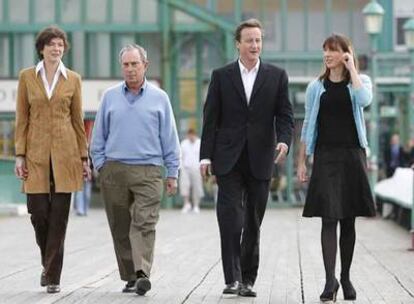 Cameron (segundo por la derecha) y el alcalde de Nueva York, Bloomberg, pasean con sus parejas en Blackpool.