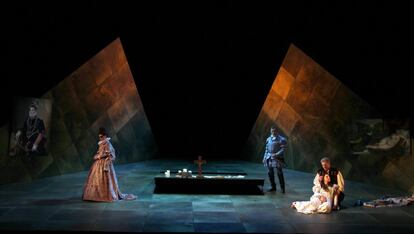 La escenografía de Don Carlo es obra de Ricardo Sanchez Cuerda que ya trabajo con Boadella en el montaje de 'Amadeus'.