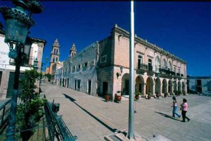 La plaza Tacuba de Jerez, con el portal de las palomas y las dos torres del santuario de la Virgen de la Soledad al fondo.