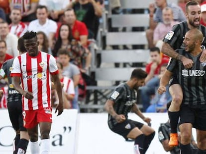 Darder y Amrabat celebran el primer gol del Málaga.
