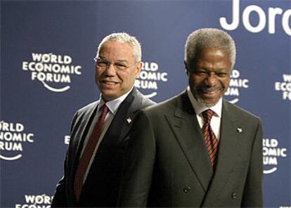 Colin Powell y el secretario general de la ONU, Kofi Annan, en el Foro Económico Mundial.