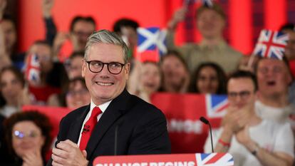 Keir Starmer, líder del Partido Laborista, celebra los resultados electorales este viernes en el Tate Modern de Londres.