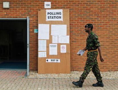Un soldado de la Real Artillería llega a un puesto de votación en Baker Barranks, en la isla de Thorney.