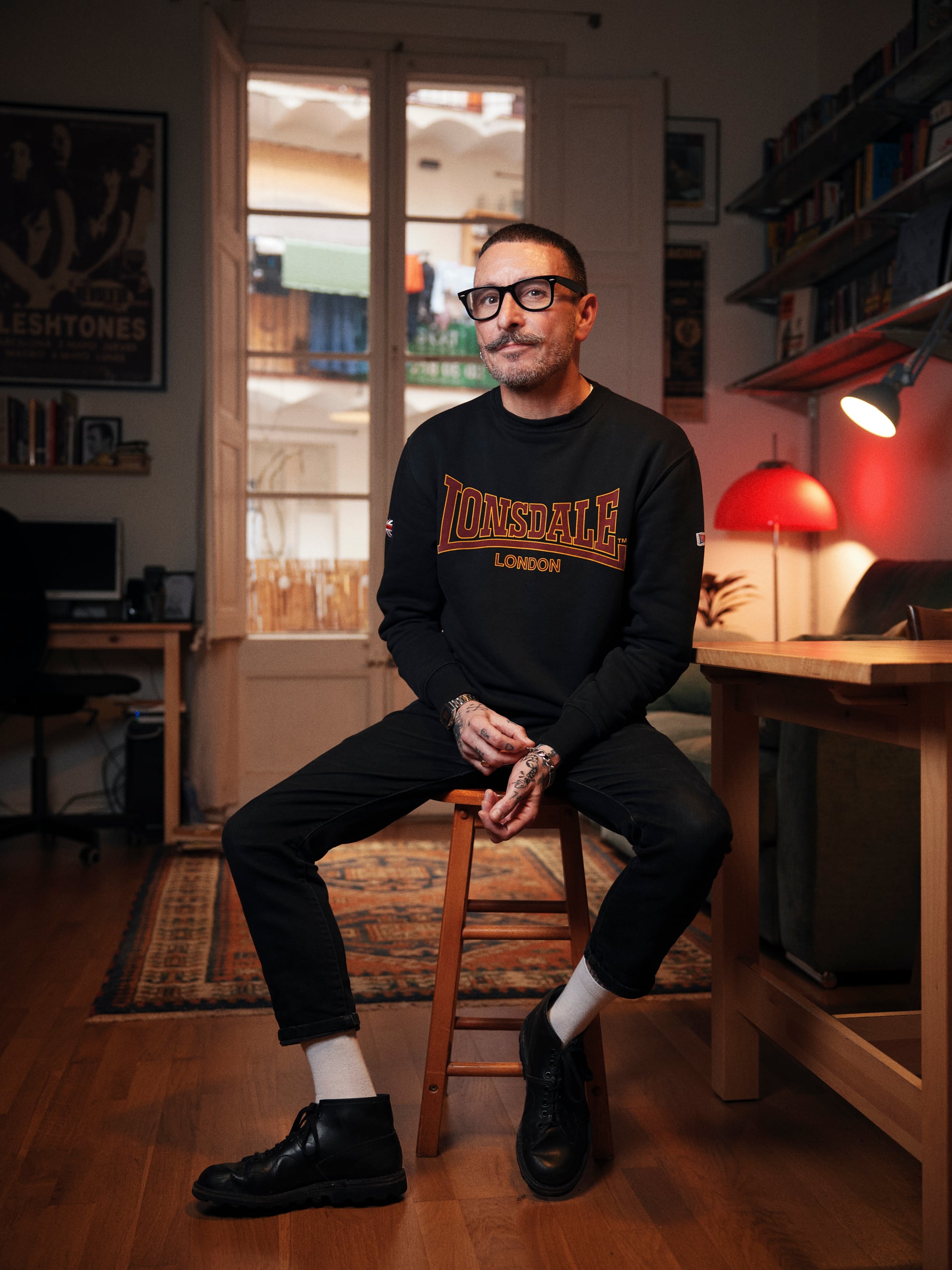 Kiko Amat. Escritor y militante de diversas subculturas desde los 15 años, este escritor de la generación X odia la nostalgia, pero defiende morir con los atuendos de su juventud puestos.