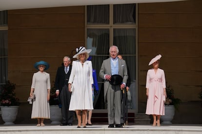 El rey Carlos III y la reina Camila, de pie con el duque y la duquesa de Edimburgo (derecha) y el duque y la duquesa de Gloucester (izquierda) mientras escuchan el himno nacional durante una fiesta en el jardín real en Buckingham, el 8 de mayo de 2024.