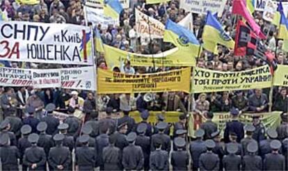 Miles de ucranios muestran su apoyo al destituido primer ministro Víctor Yushchenko, frente al edificio del Parlamento y ante la vigilancia policial.