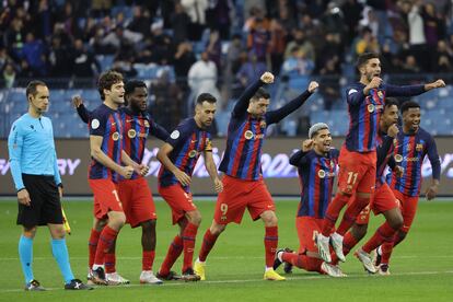 Los jugadores del Barcelona celebran el pase a la final este jueves en Riad.