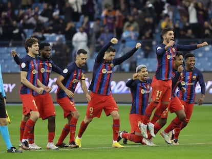 Los jugadores del Barcelona celebran el pase a la final este jueves en Riad.