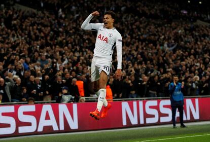 Dele celebra tras anotar su segundo gol.