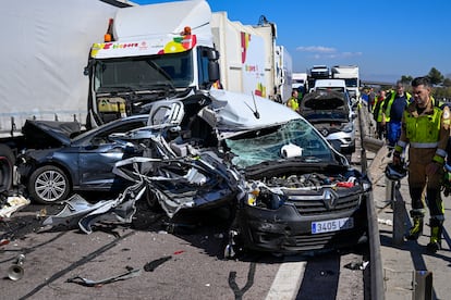 Algunos de los vehículos implicado en la colisión múltiple en la autopista AP-7, a la altura de Nules (Castellón), este viernes.