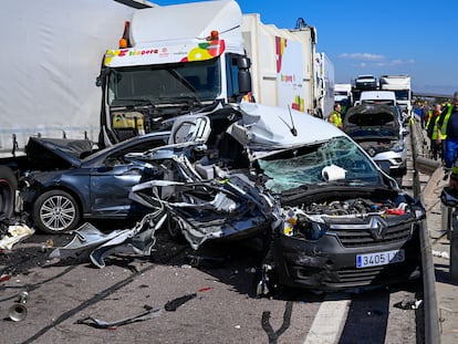 Algunos de los vehículos implicado en la colisión múltiple en la autopista AP-7, a la altura de Nules (Castellón), este viernes.