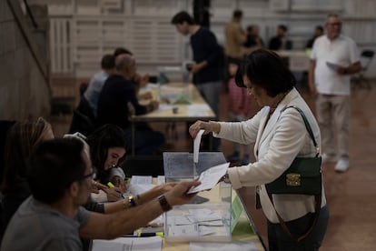 Ambiente electoral en el Mercat Galvany en el barrio de Sant Gervasi, en Barcelona. 