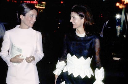 Lee Radziwill y Jackie Onassis en 1970 en Nueva York.
 