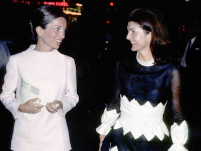 Lee Radziwill y Jackie Onassis en 1970 en Nueva York.
 