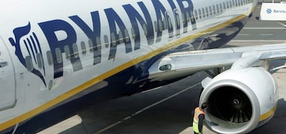 Detalle de un avión de la aerolínea de bajo coste Ryanair.