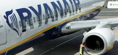 Detalle de un avi&oacute;n de la aerol&iacute;nea de bajo coste Ryanair.