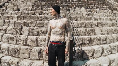 Travis Barker en la zona arqueológica de Teotihuacán, durante su visita reciente a México.