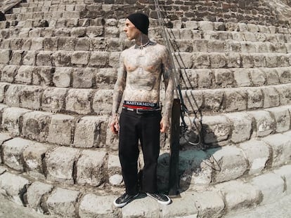 Travis Barker en la zona arqueológica de Teotihuacán, durante su visita reciente a México.