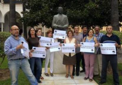 El vicepresidente de la Junta de Andalucía, Diego Valderas (4d), con miembros de su grupo parlamentario el pasado día 24 durante un encierro en el Parlamento andaluz para protestar por los recortes económicos.