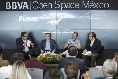 Mauricio Pallarés, director de Marketing Corporativo de BBVA Bancomer, con Daniel Granatta y Gustavo del Ángel (CIDE), en la mesa moderada por Javier Risco.
