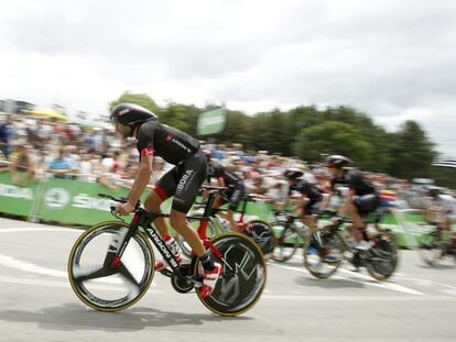 Los corredores del Bora Argon 18 team en la crono.