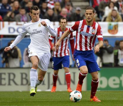 Bale le intenta robar el balón a Mario Suarez