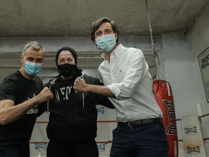 El vicesecretario de Comunicación del PP, Pablo Montesinos, y el exdirigente del PP Toni Cantó visitan una escuela de boxeo en el barrio de La Latina.