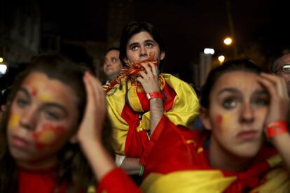 Fãs da Espanha na partida contra a Holanda.