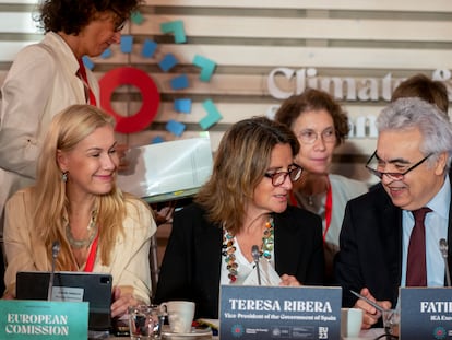 La vicepresidenta tercera en funciones, Teresa Ribera (en el centro), junto al director ejecutivo de la Agencia Internacional de la Energía, Fatih Birol, y la comisaria europea de Energía, Kadri Simson, en la cumbre celebrada este lunes en Madrid.